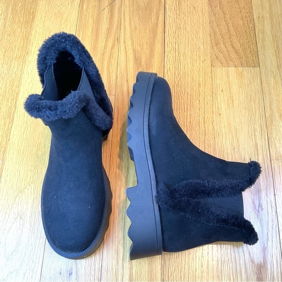 Aerosoles Boots in Black Faux Suede with Chunky Lug Sole Chelsea Pull On (7) - Picture 1 of 9